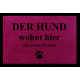 FUSSMATTE Schmutzmatte DER HUND WOHNT HIER Tierisch Spruchmatte 60x40cm Haustier Fuchsia