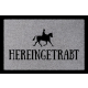 TÜRMATTE Fußmatte HEREINGETRABT Hobby Reiten Pferd Stall Türvorleger Geschenk Hellgrau
