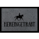 TÜRMATTE Fußmatte HEREINGETRABT Hobby Reiten Pferd Stall Türvorleger Geschenk Dunkelgrau
