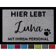 Interluxe Fußmatte mit Wunschname - Hier lebt (Hundename) mit ihrem Personal - 40x60cm personalisierte Fussmatte als Geschenk für Frauchen und Herrchen