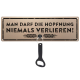 Schilderkönig Metallschild mit Flaschenöffner - Man darf die Hopfnung - Schild mit Spruch und  Bieröffner, Partydeko, Bardeko