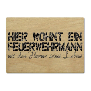 LUXECARDS POSTKARTE aus Holz HIER WOHNT EIN FEUERWEHRMANN...